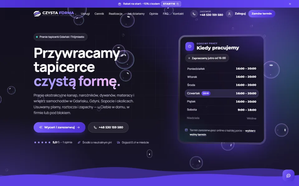 Strona Czystej Formy na komputerze – pierwszy ekran z hasłem „Przywracamy tapicerce czystą formę.”, przyciskiem „Wyceń i zarezerwuj” i godzinami pracy