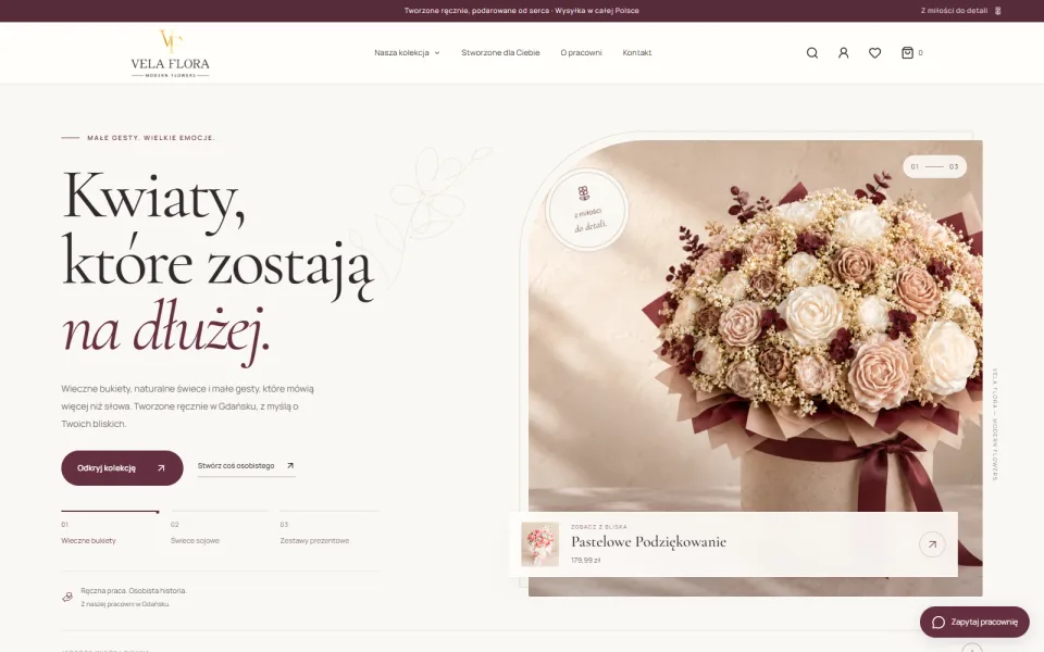 Startseite des Shops Vela Flora auf dem Computer – Slogan „Kwiaty, które zostają na dłużej.“ („Blumen, die länger bleiben.“) und das Foto eines haltbaren Straußes in Creme und Bordeaux